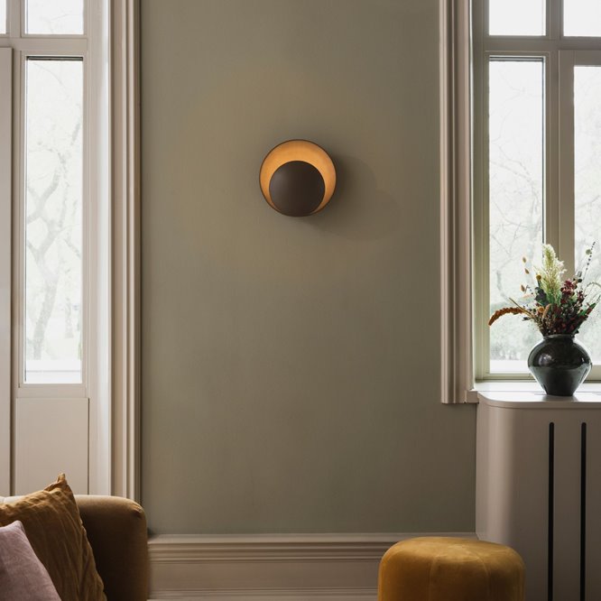 Okrągły kinkiet dark japandi ciemny brąz Orbit zapalony